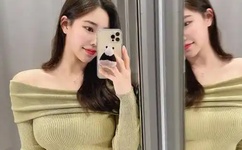 他趴在她两腿之间疯狂的吻她